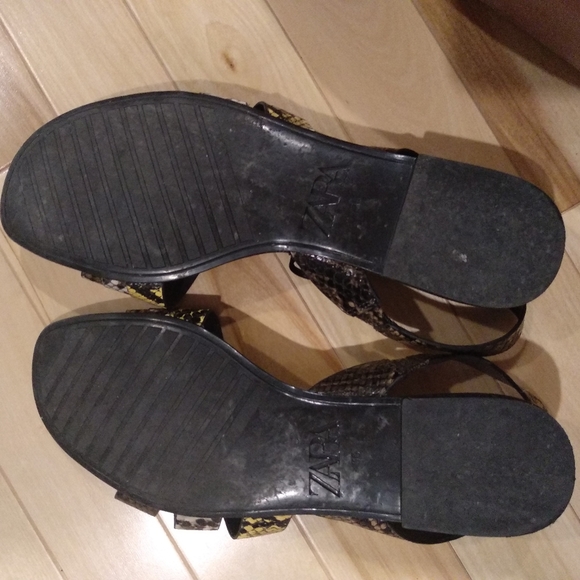 Zara Trafaluc flat sandals with snake pattern - Picture 2 of 5